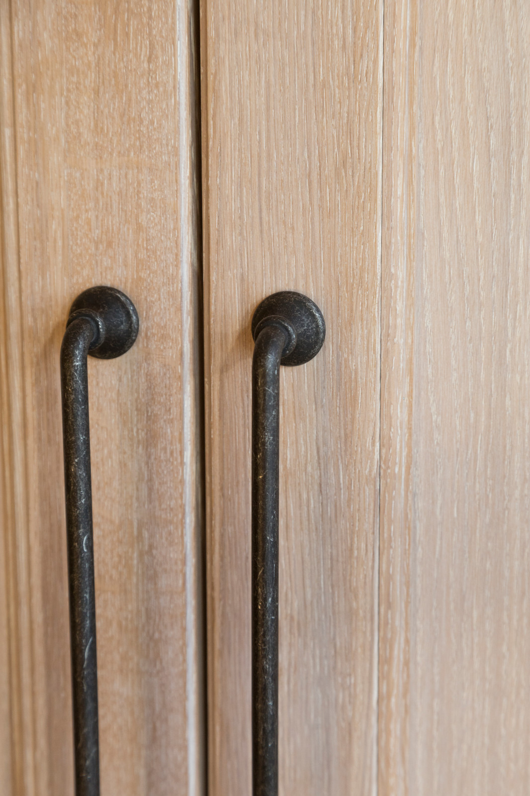 Встроенный шкаф в детскую из массива дуба