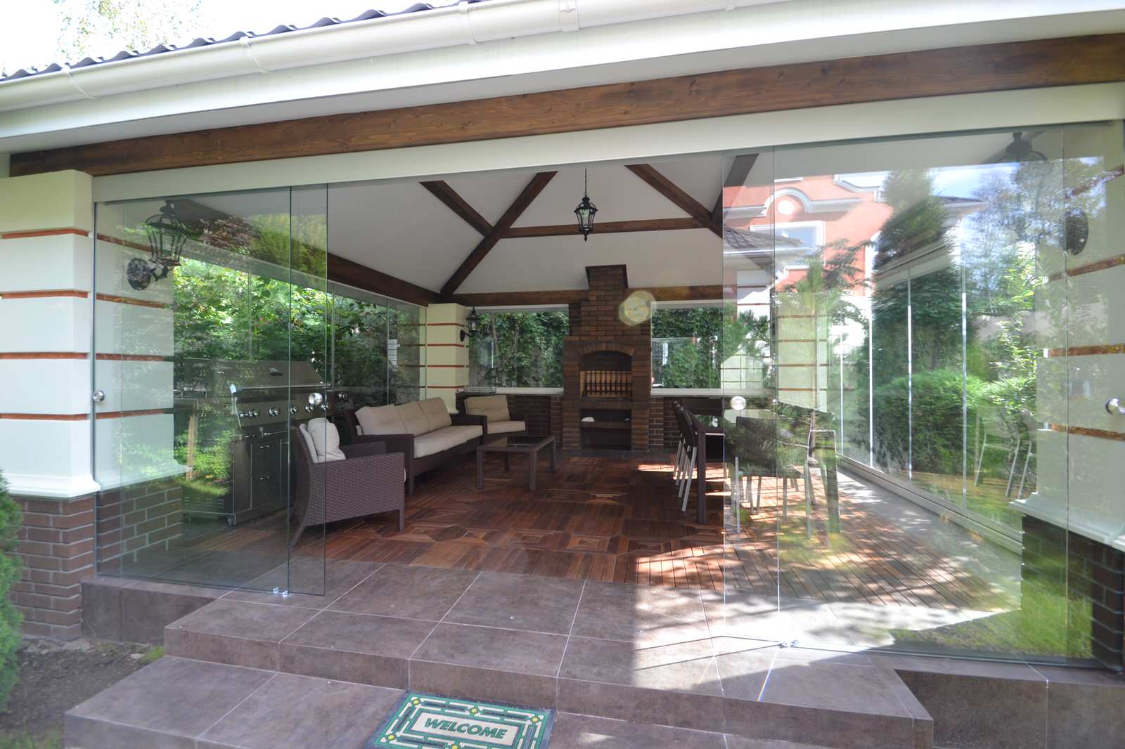 Беседка на приусадебном участке дома