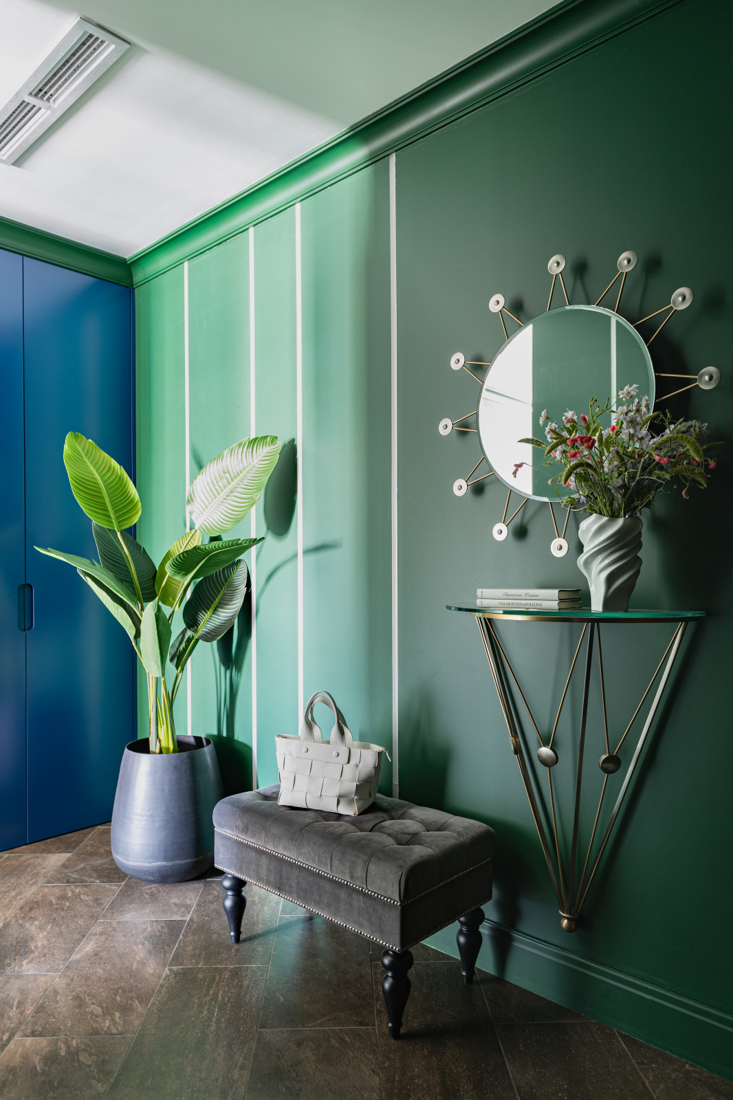 Интерьер квартиры в сочных оттенках с текстилем от Pierre Frey