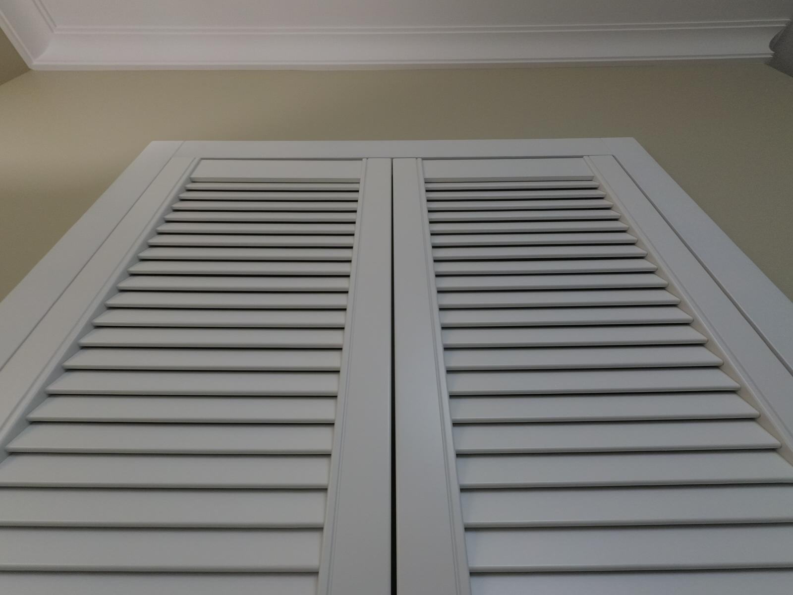 Двери-жалюзи в гардеробной