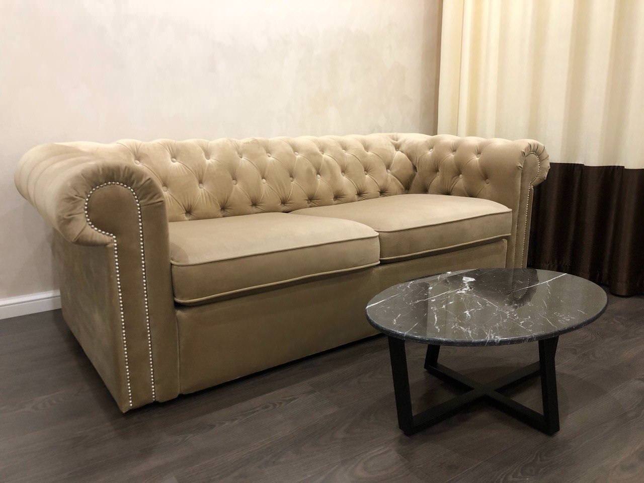 Столик из черного мрамора с металлическим подстольем