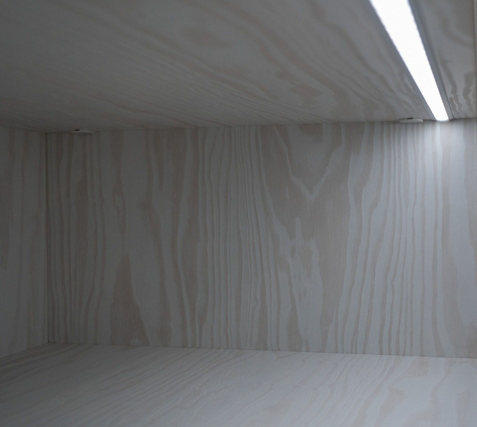 Гардеробная raumplus с LED-подсветкой, брючницами и пантографами