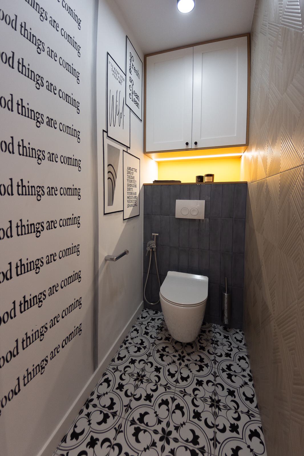 Обложка проекта: Сан узел часть стен отделана плиткой, другая стена расписана вручную художником.