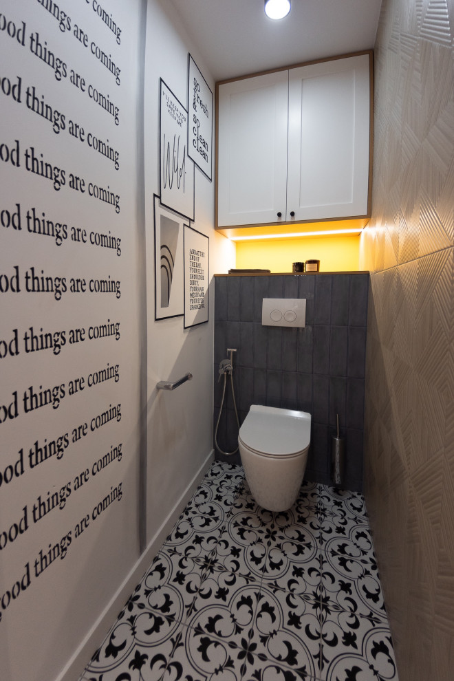 Обложка проекта: Сан узел часть стен отделана плиткой, другая стена расписана вручную художником.