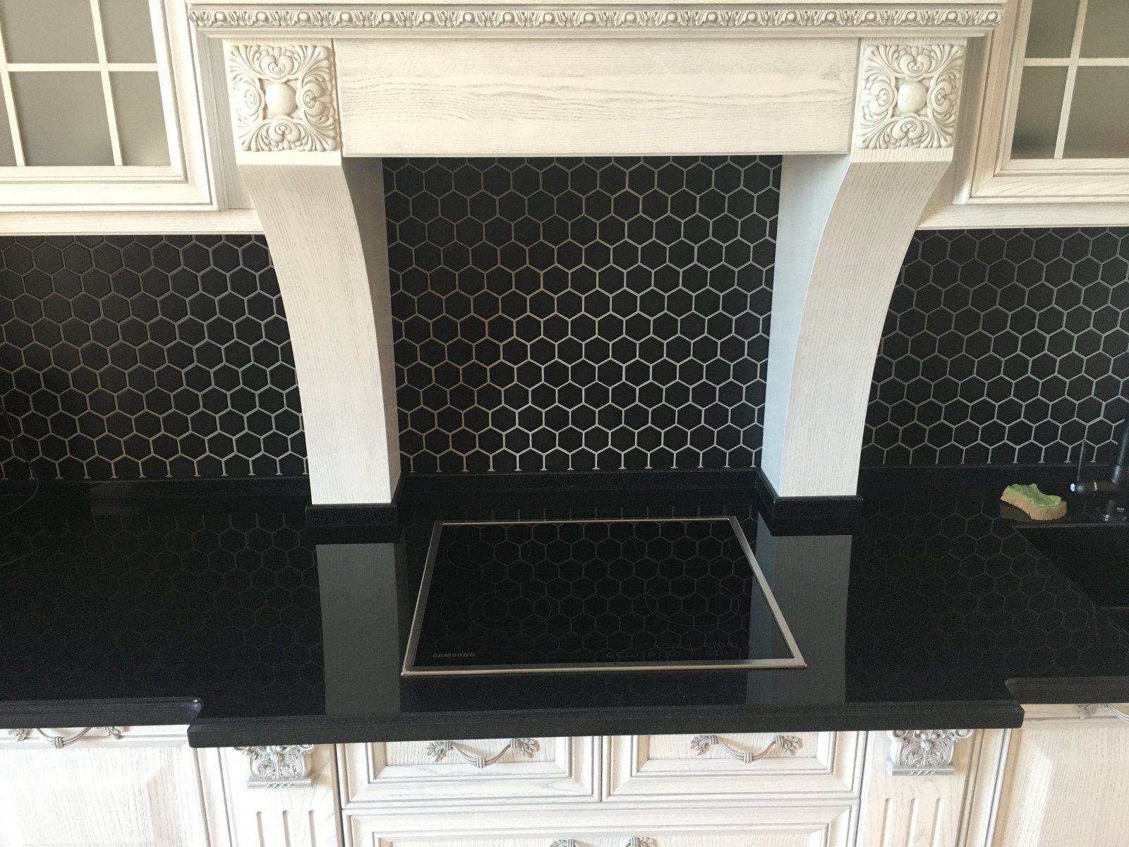 Обложка проекта: Кухня из массива ясеня с каменной столешницей