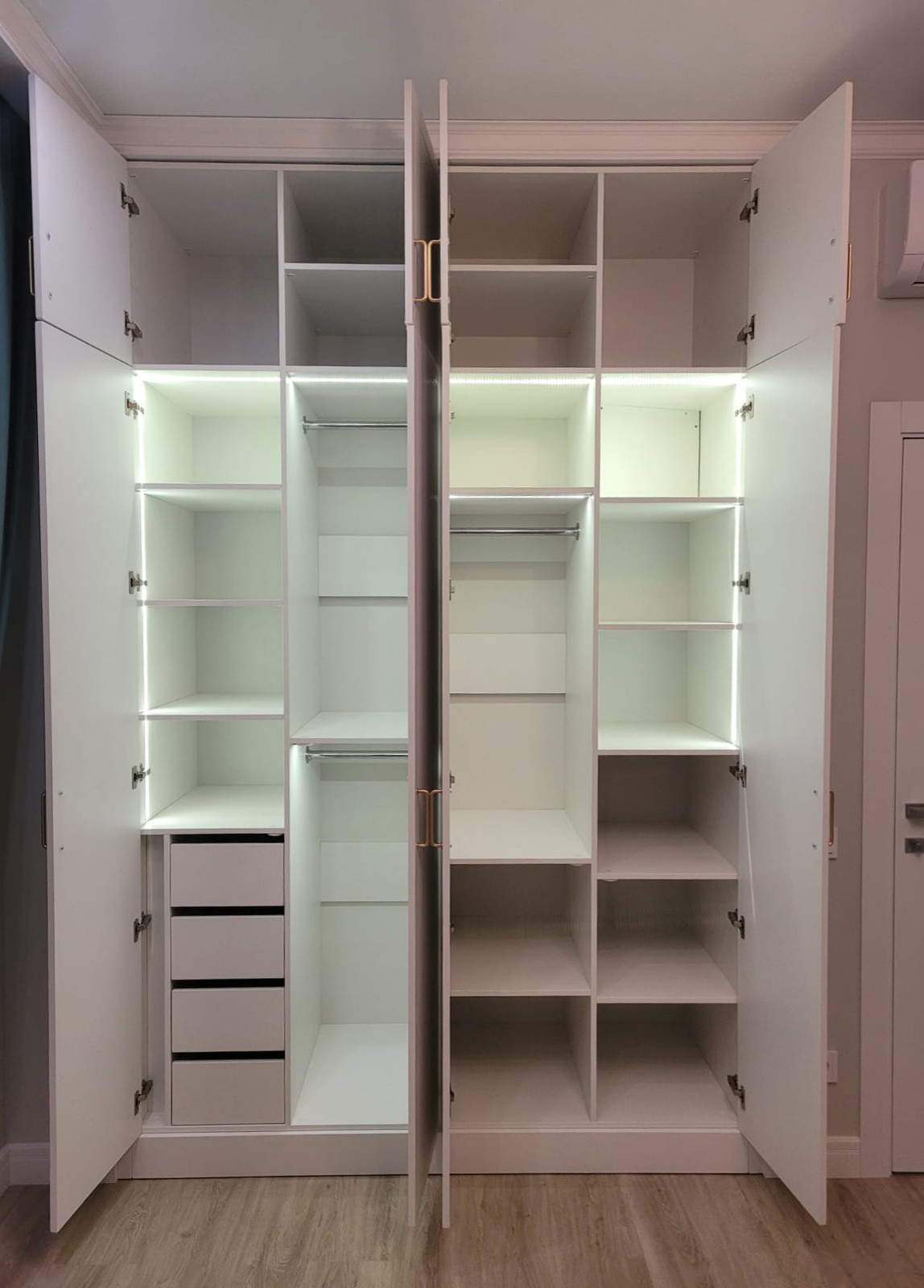 Встроенные распашные шкафы