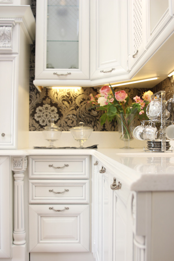 Белая кухня в викторианском стиле (реализованный проект)
