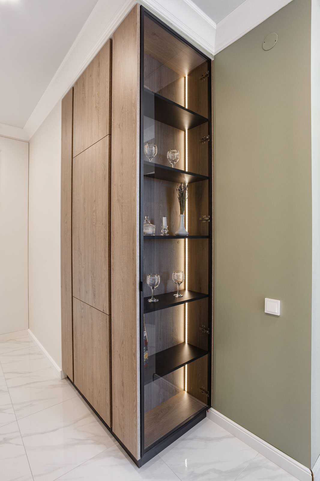 Светлая кухня с отдельным шкафом для холодильника