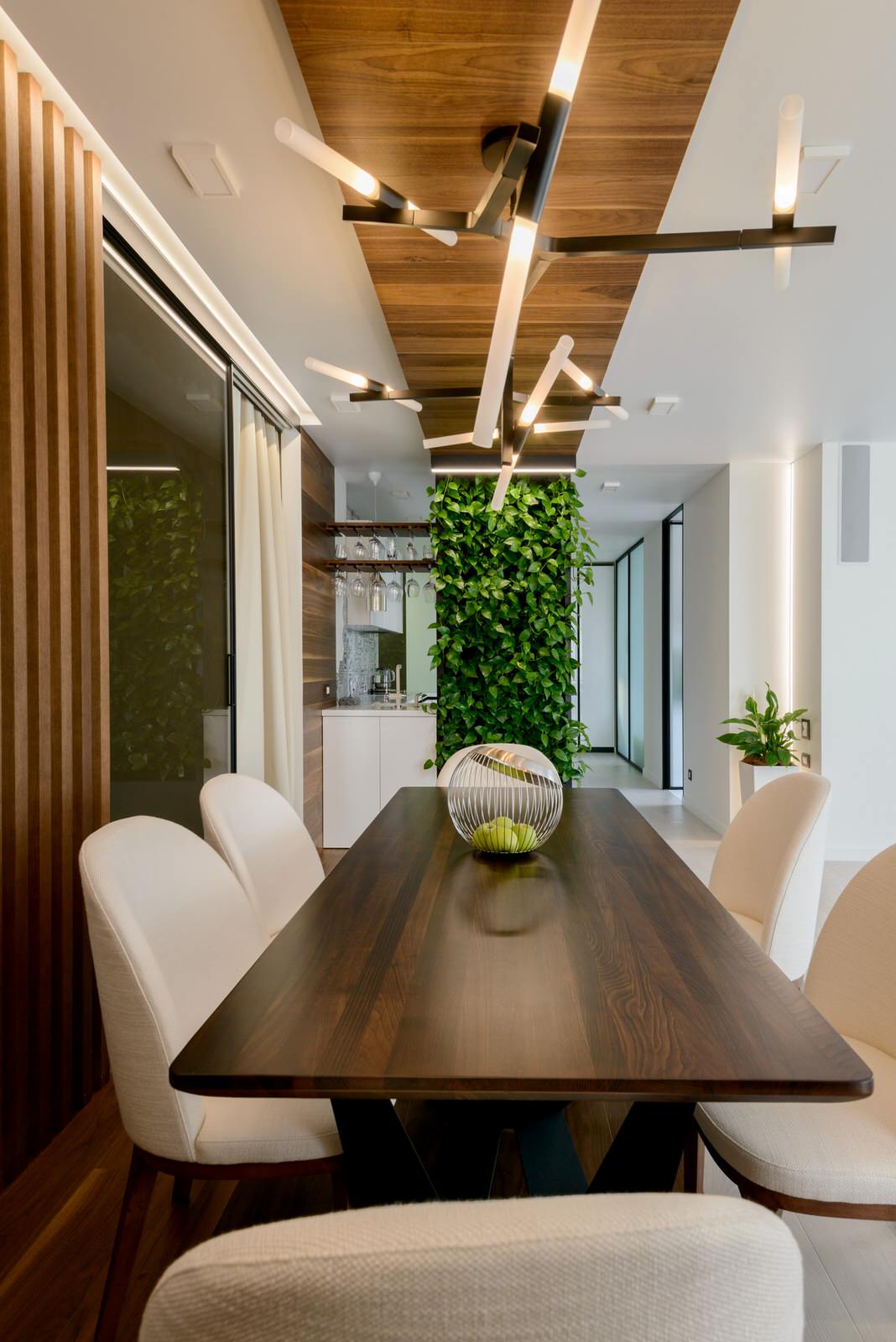 Просторная квартира с деревянными колоннами