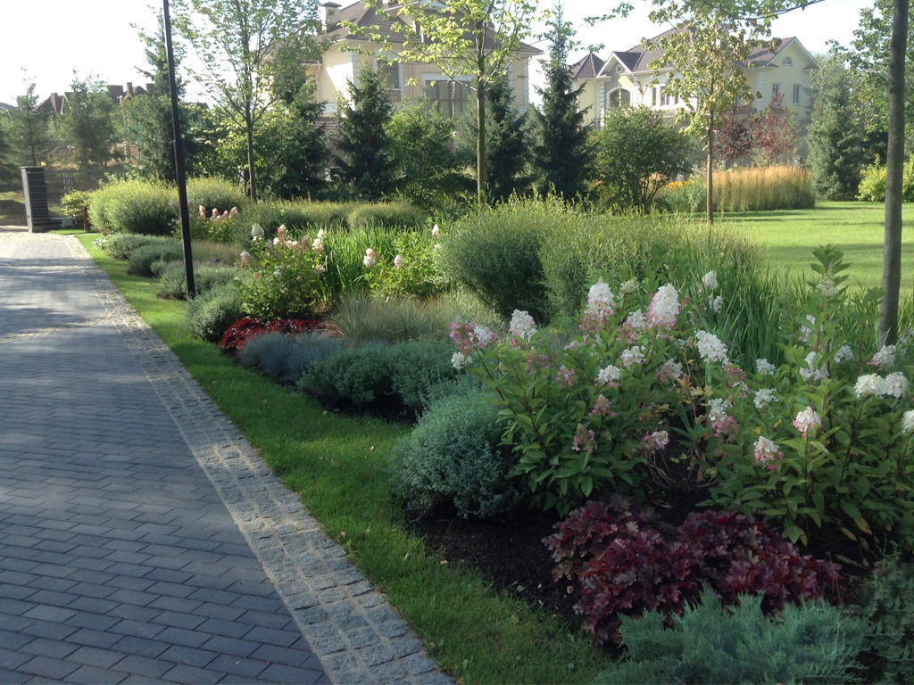 Окантовка из колотой брусчатки, дорога из клинкерного кирпича