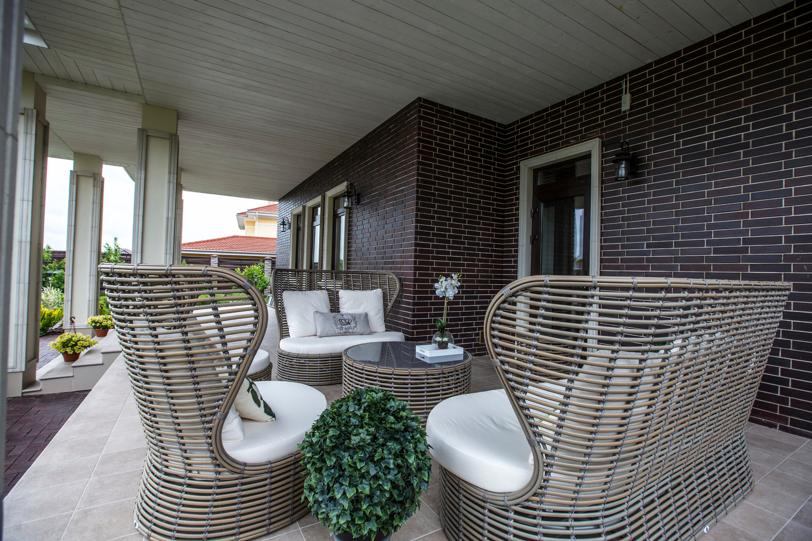 Дом с камином в бежевой гамме