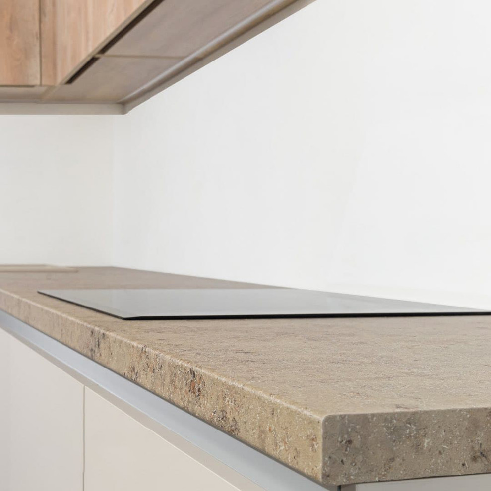 Светлая угловая кухня в теплых оттенках