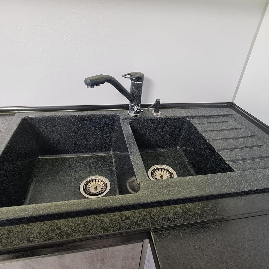 Встроенная большая серо-белая кухня с глянцевыми фасадами