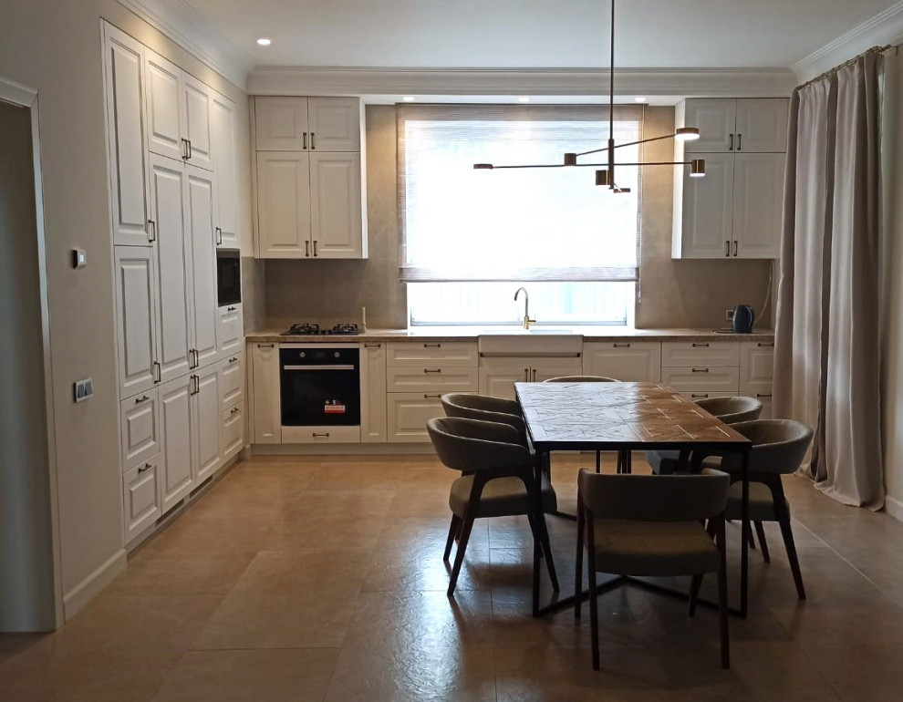 Угловая кухня в белом цвете с раковиной у окна