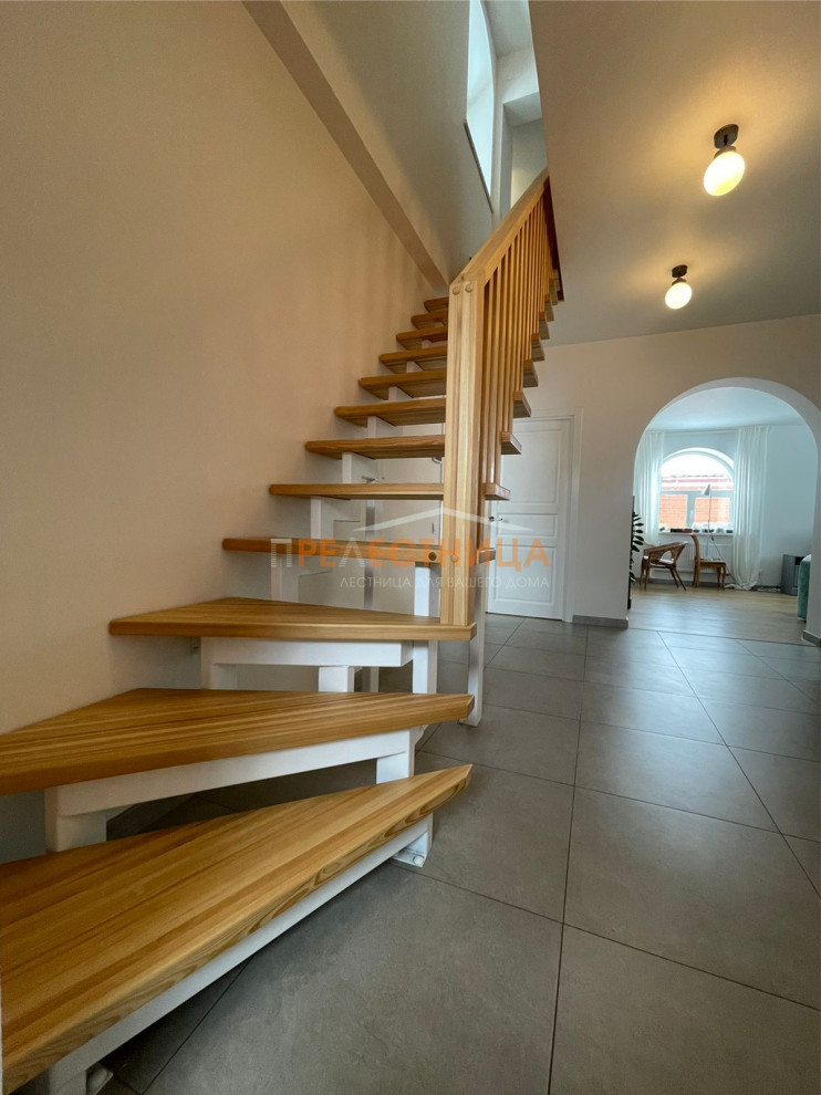 Лестница на двух косоурах Тандем - 32 с ступенями из лиственницы