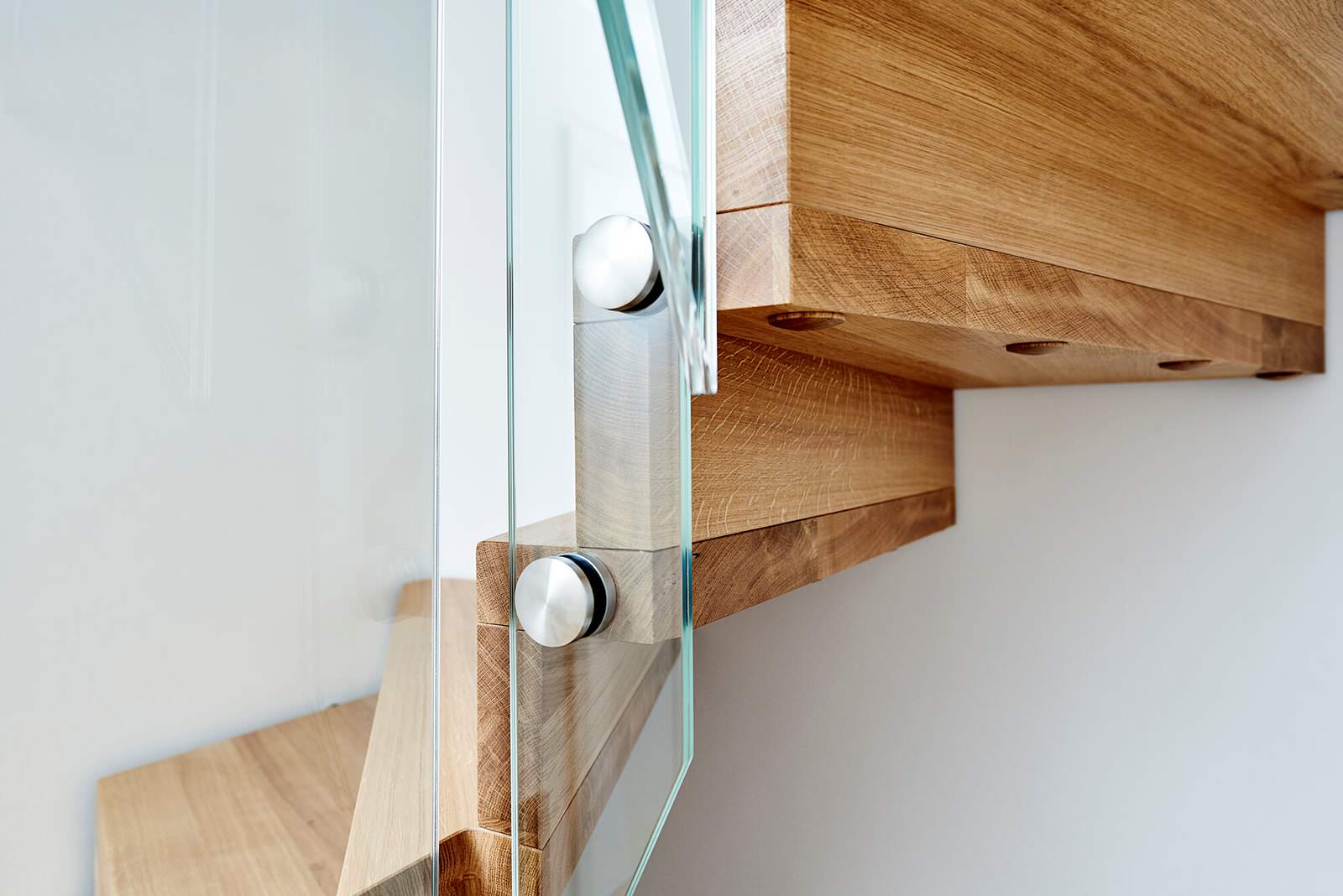 Дубовая лестница со стеклянным ограждением