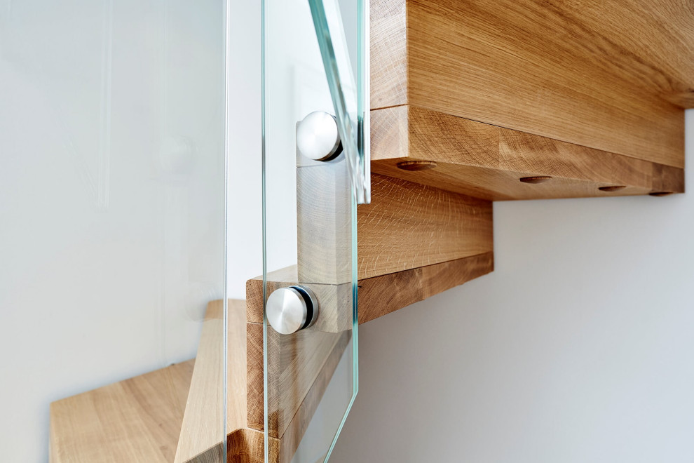 Дубовая лестница со стеклянным ограждением