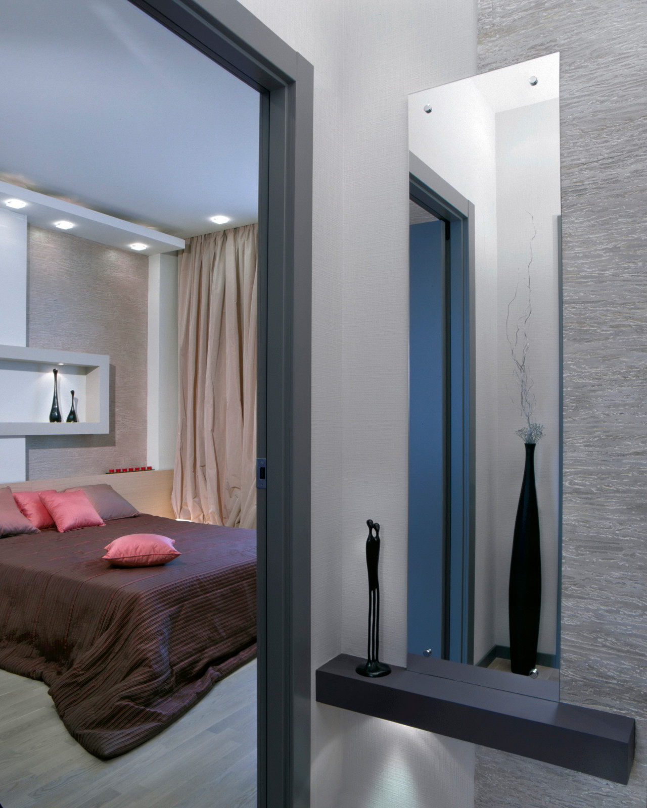 Очень лаконичная квартира в стиле минимализм.