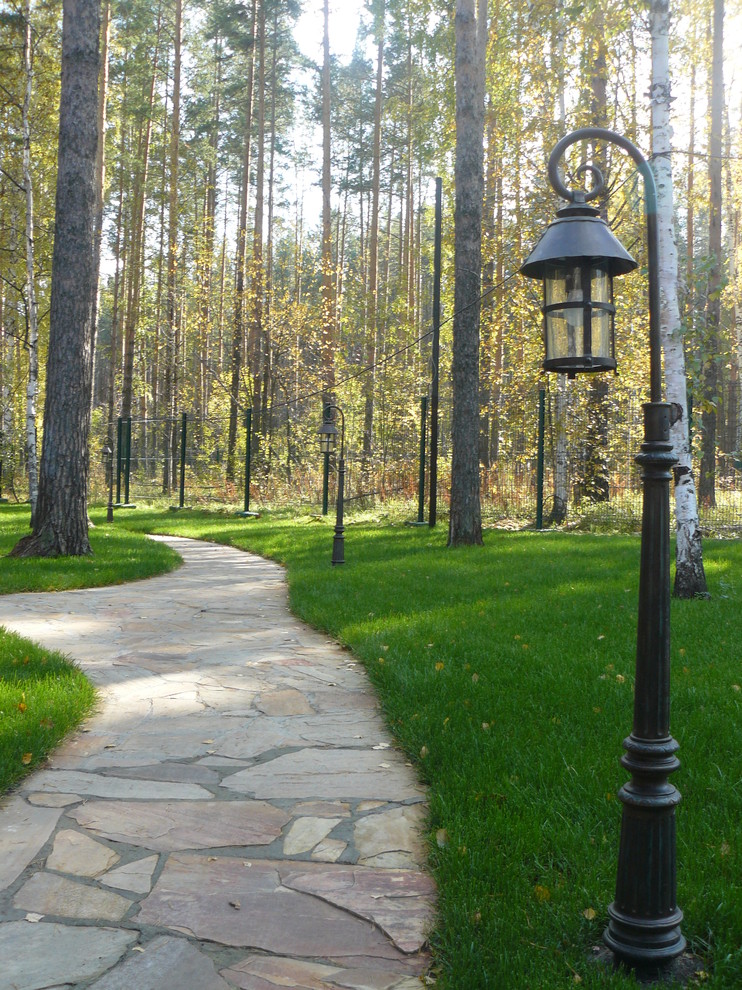 Рулонный газон и петляющая дорожка