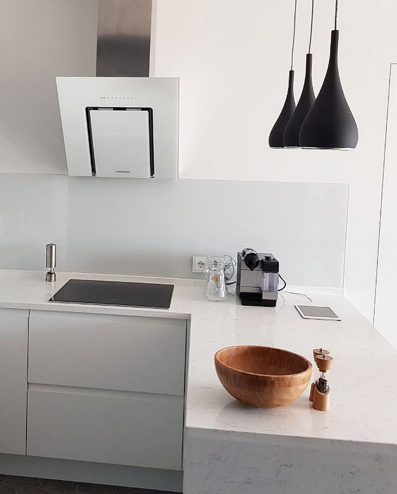 Ярко-белая кухня