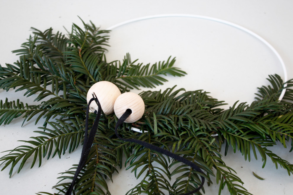 Своими руками: Новогодний венок на дверь за 30 минут