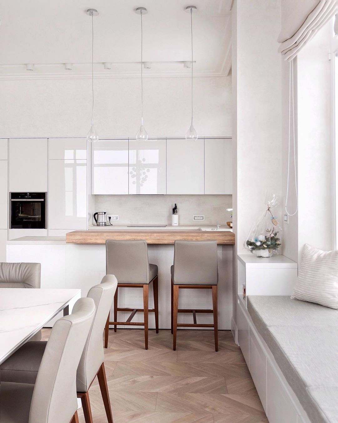 Белоснежная кухня с островом