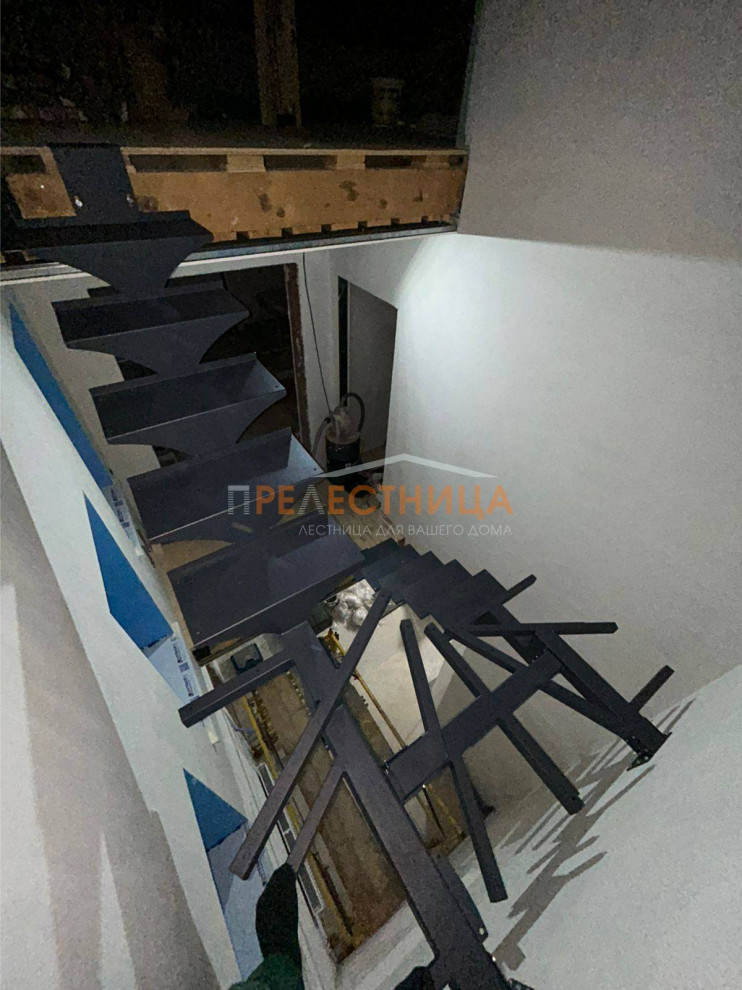 Металлический каркас открытого типа со второго на третий этаж