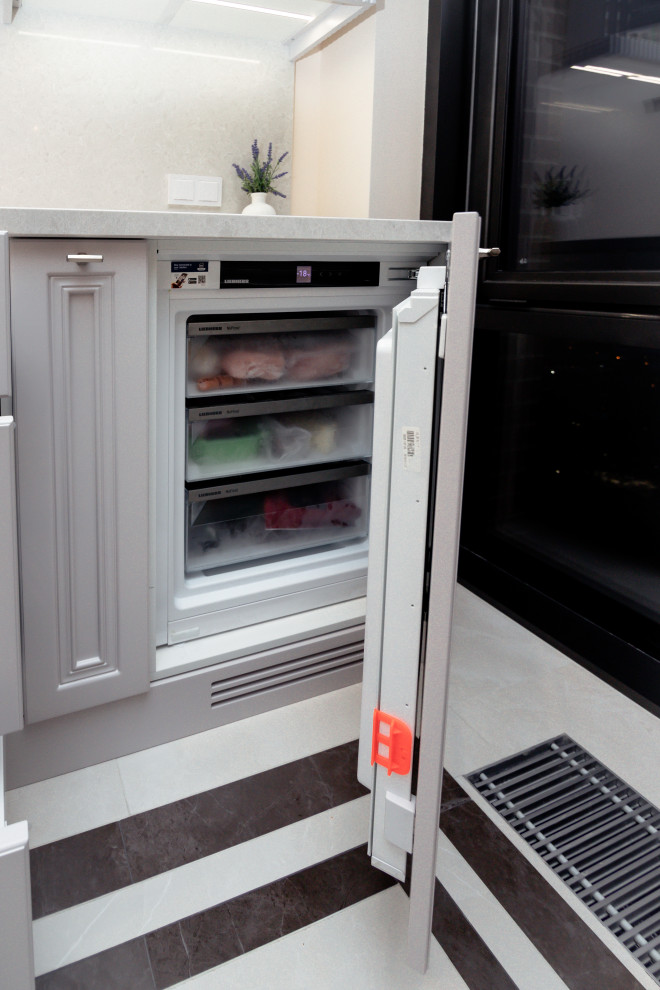 Нежно-серая кухня в неоклассическом стиле