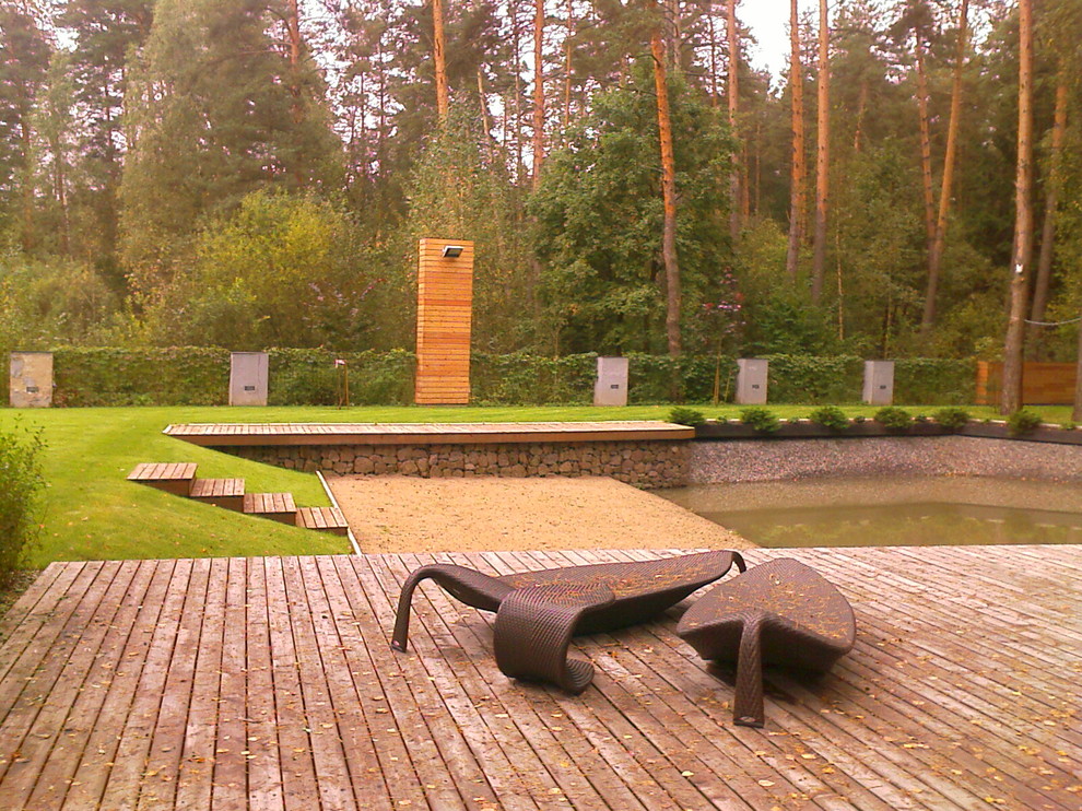 Дом в соснах у пруда