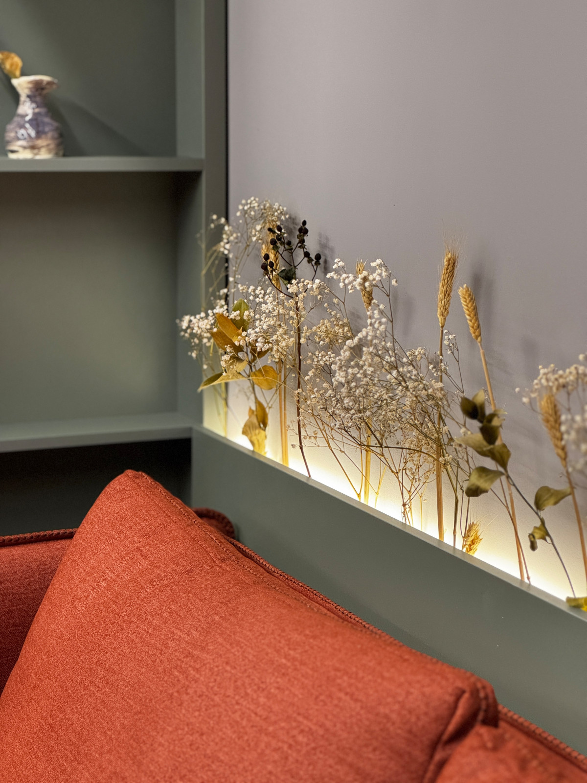 П-образный шкаф в шоуруме