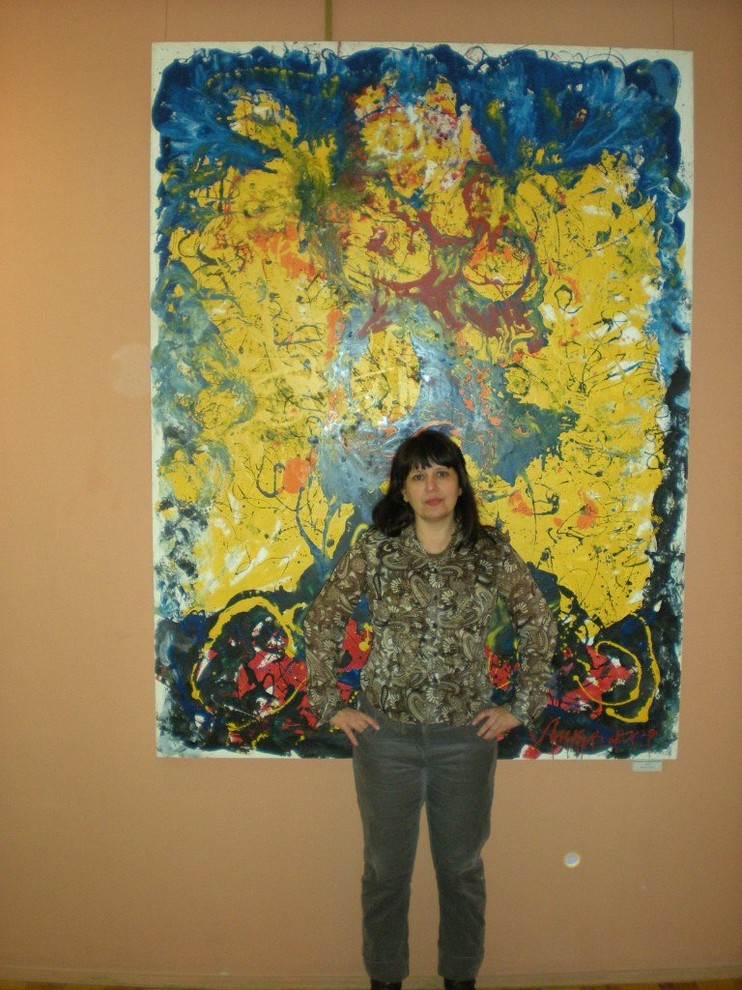 На фоне картин Лики Волчек