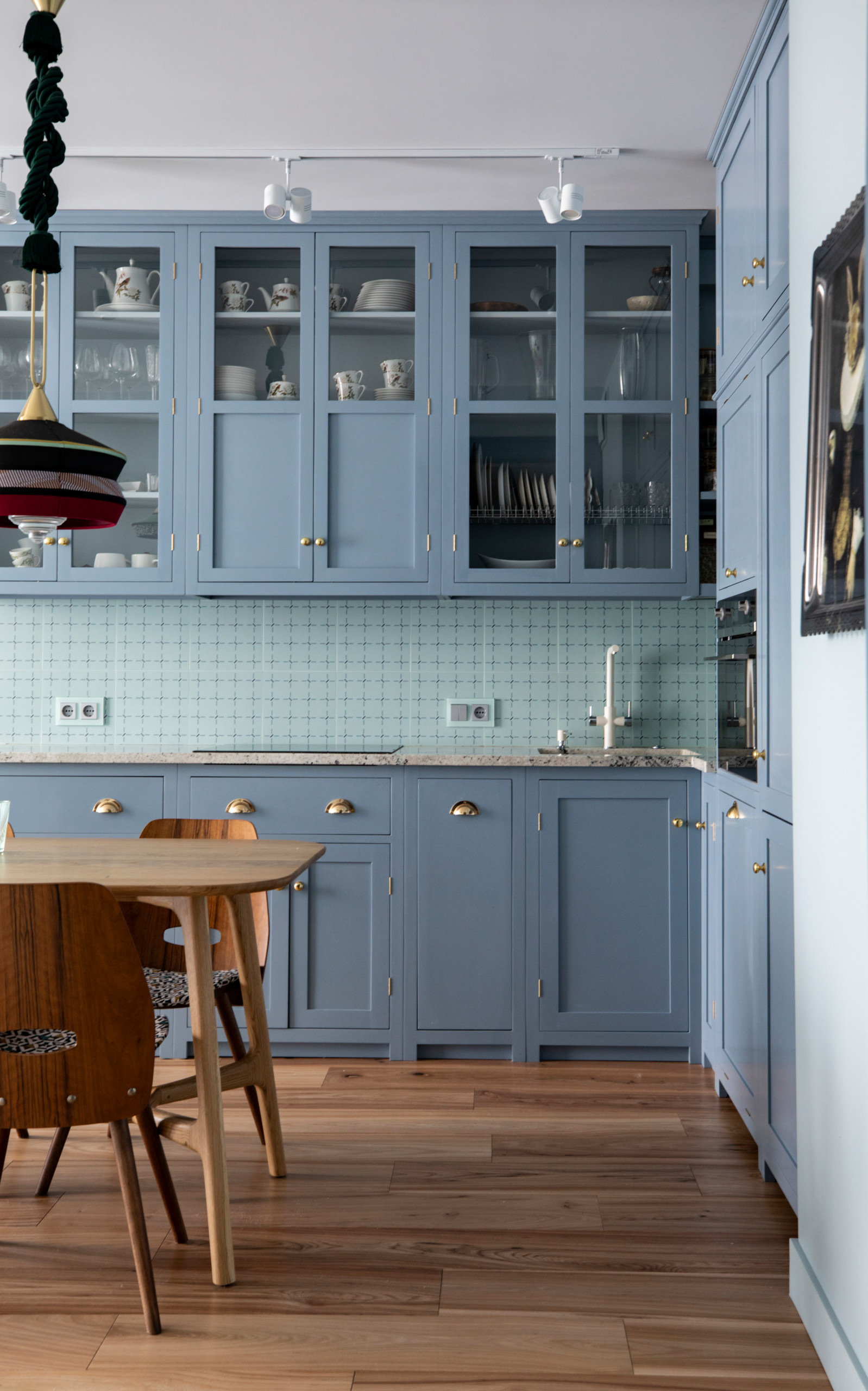 Проект недели: Синяя кухня с винтажными предметами и зайцем