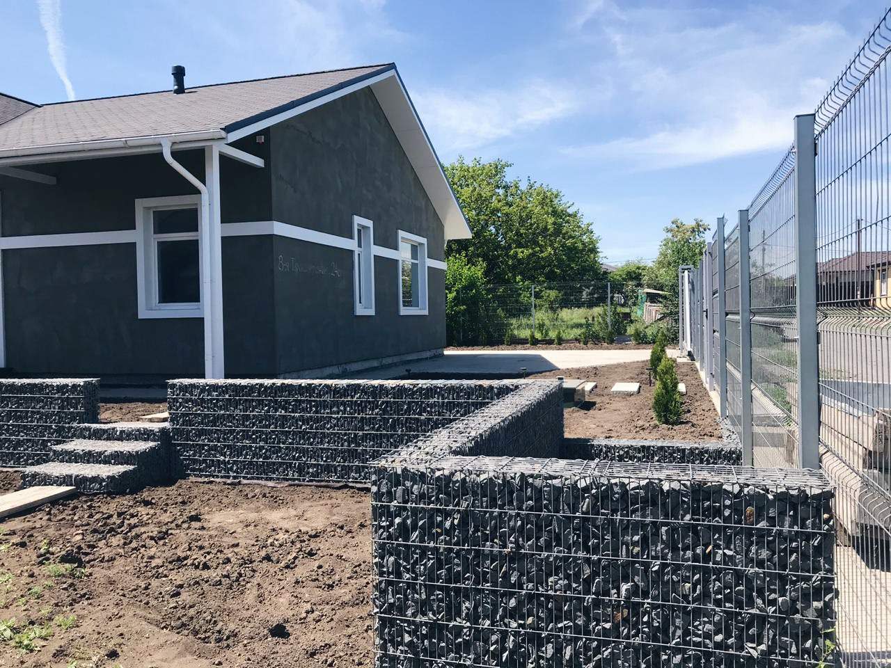 Вид придомовой территории с габионами