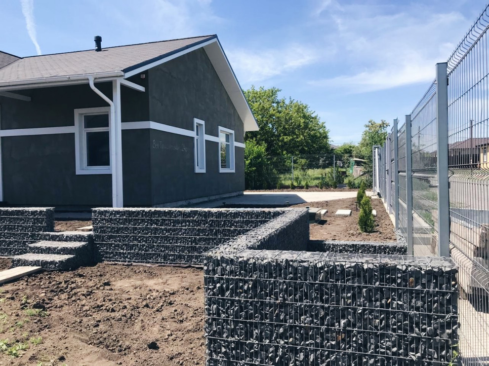 Вид придомовой территории с габионами