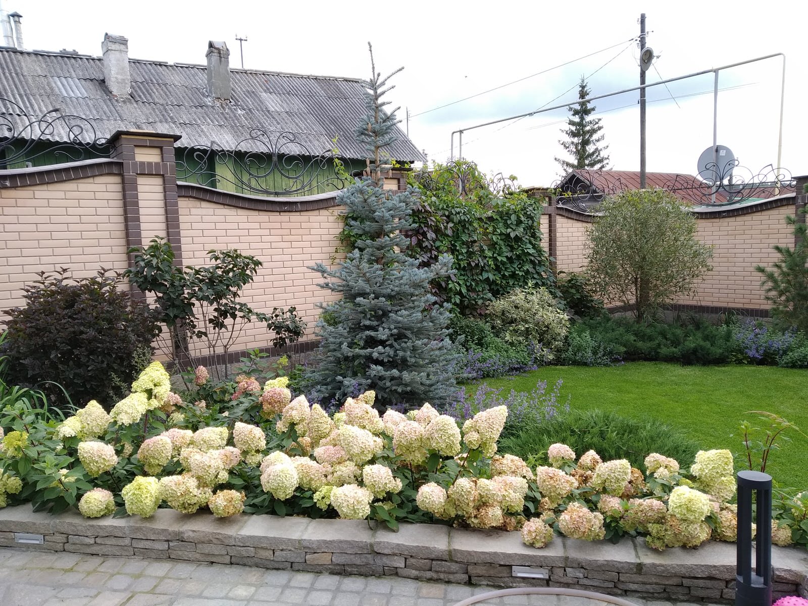 Сад с подпорными стенами