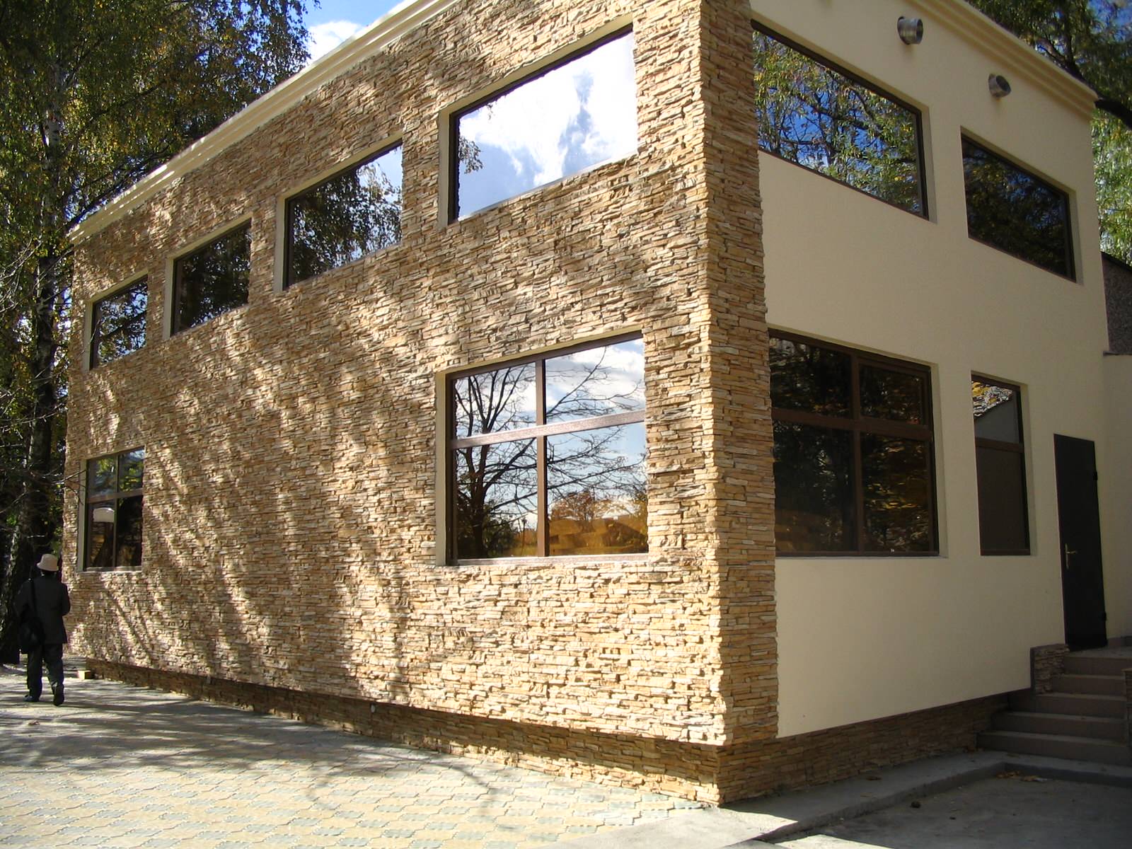 Искусственный камень в экстерьере