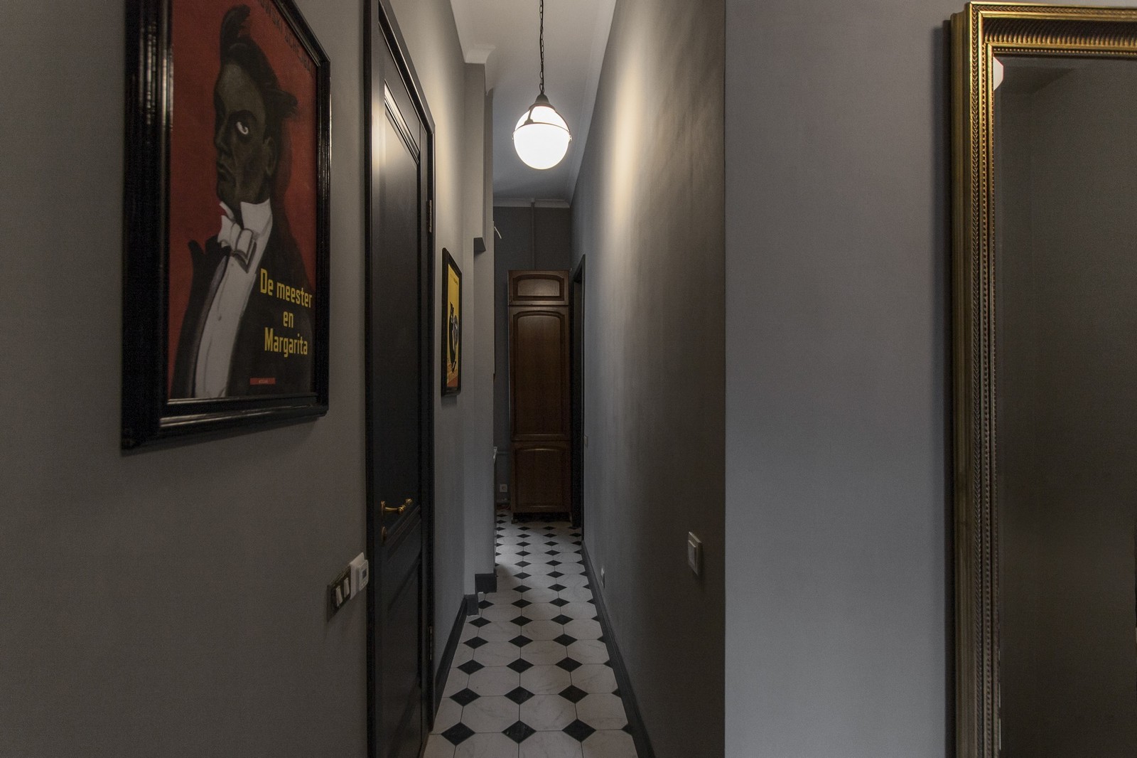 Неоклассика в чёрно-серых тонах.