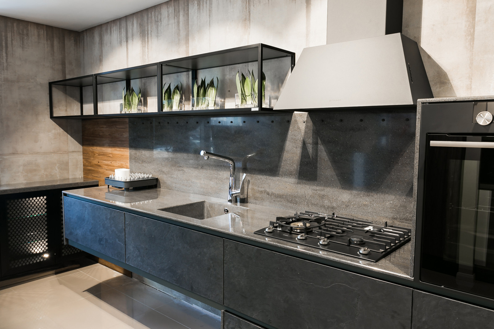 Кухня в контрастных тонах