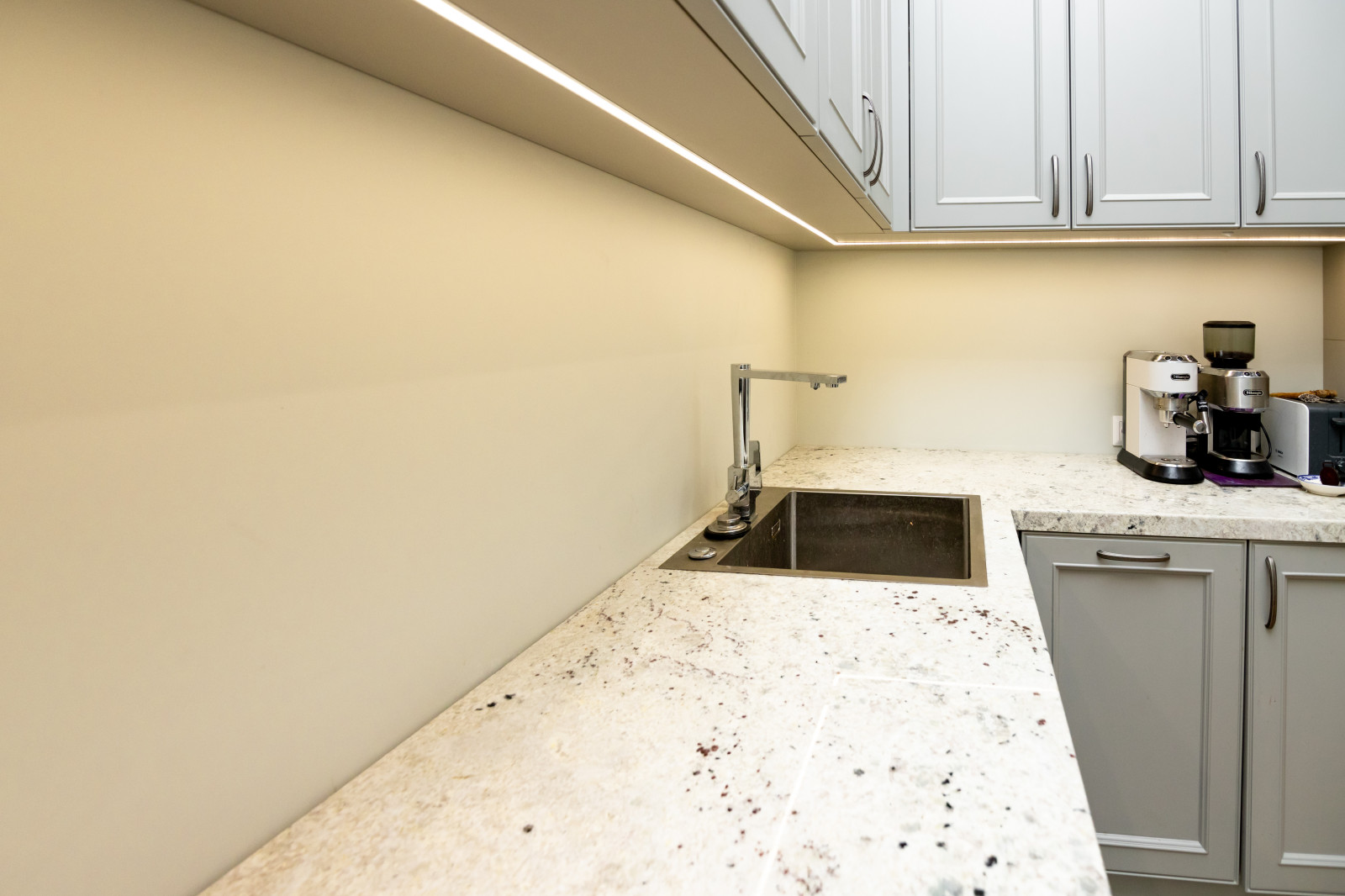 Светло-серая кухня в классическом стиле