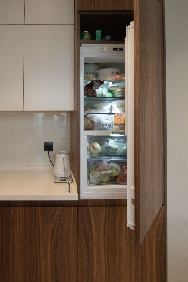 Кухня в стиле минимализм с фасадами под "темное дерево"