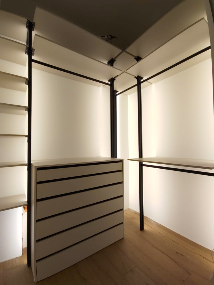 Гардеробная профильная в белом цвете.