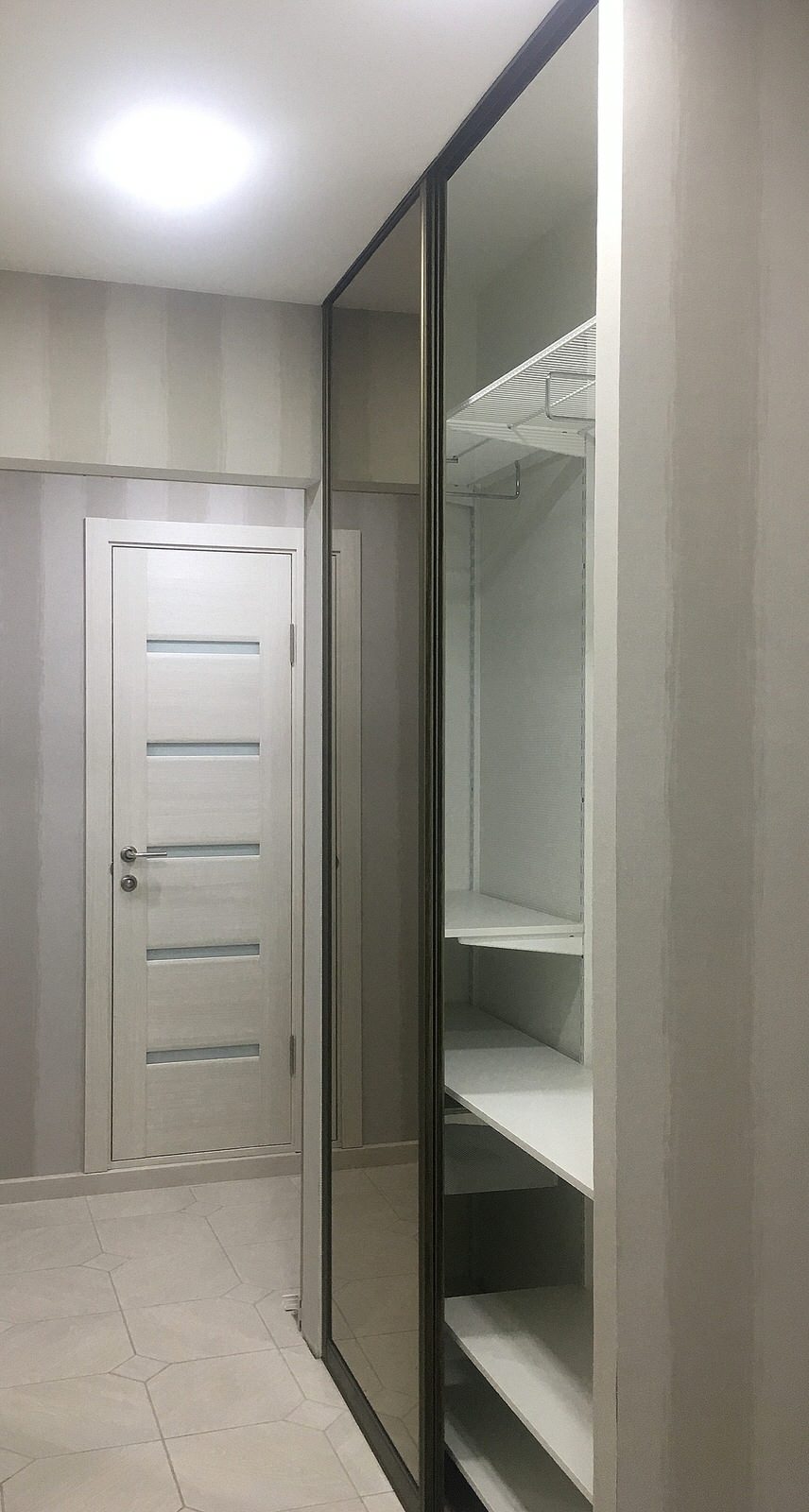 Выполненные заказы. Узкий шкаф-купе. Наполнение Elfa.