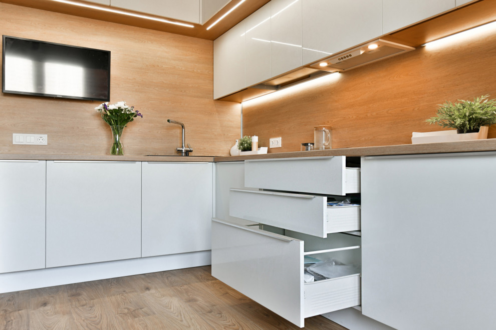 Белая глянцевая кухня с антресольнымверхом