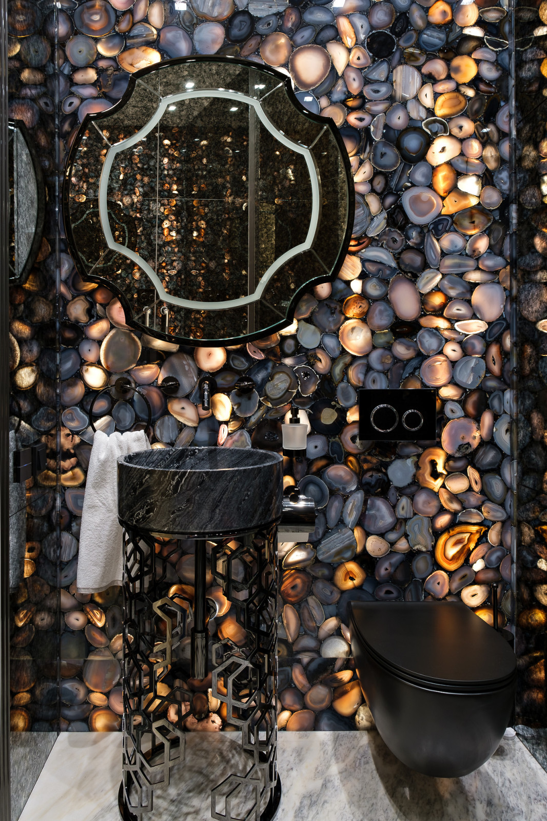 Обложка проекта: Дом на набережной