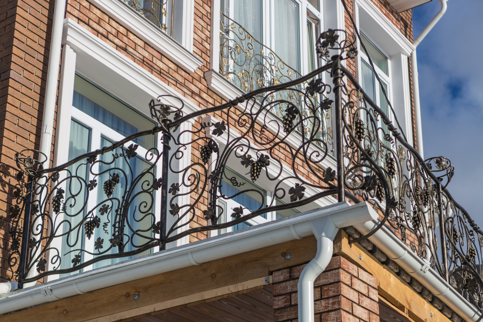 Кованые изделия для ландшафта и экстерьера зданий