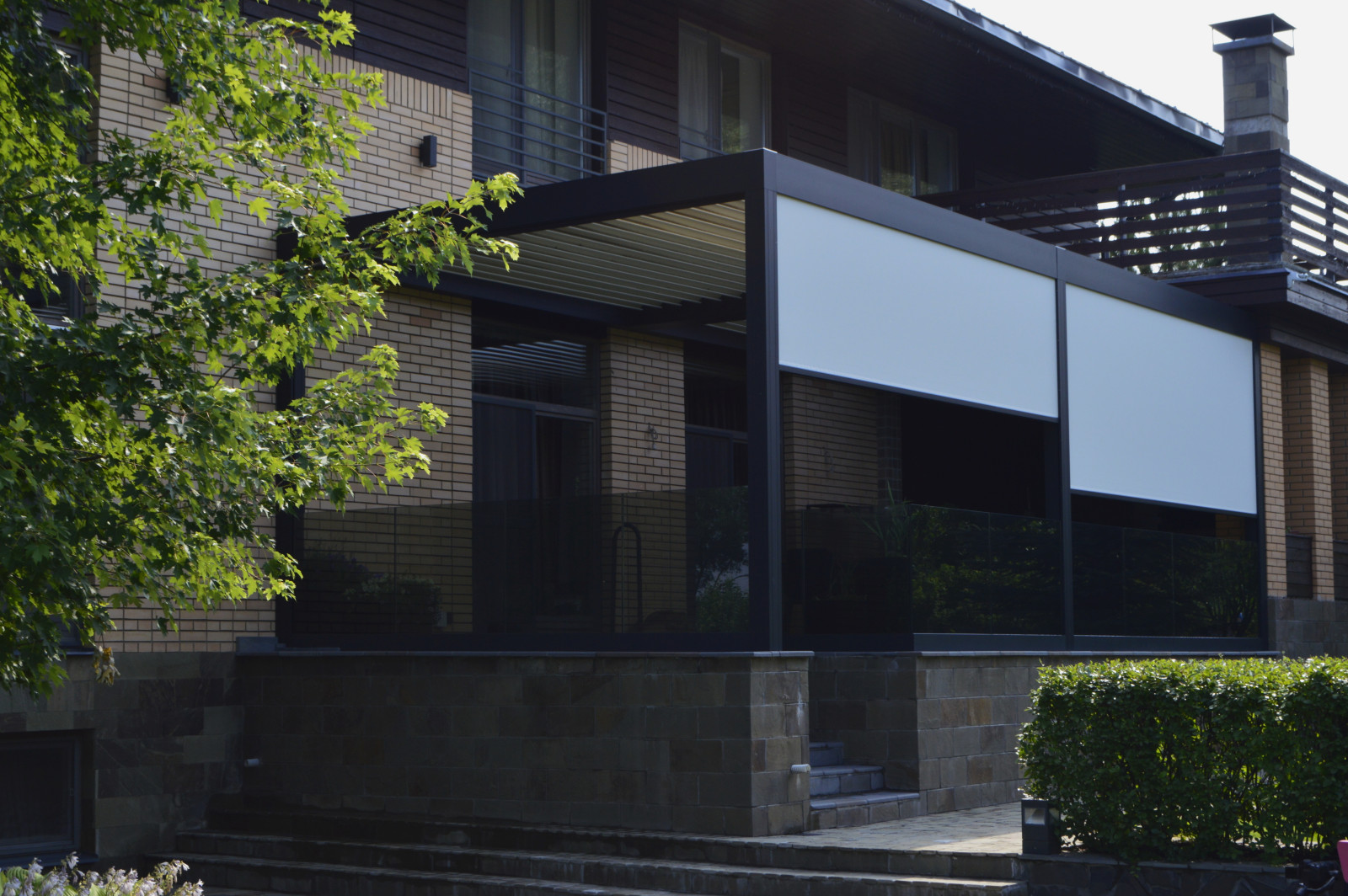 Сдвоенная биоклиматическая пергольная конструкция Renson Camargue