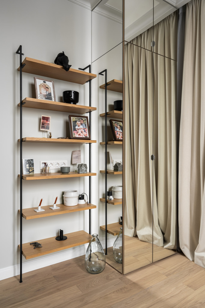 Московская квартира с двумя санузлами и белой кухней