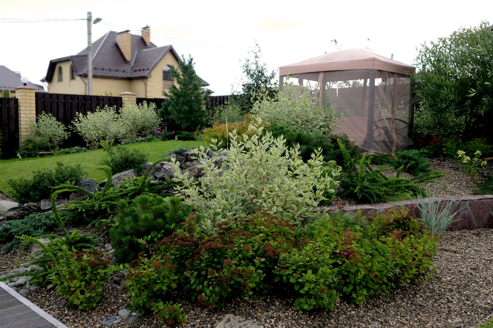 Сад с рельефом