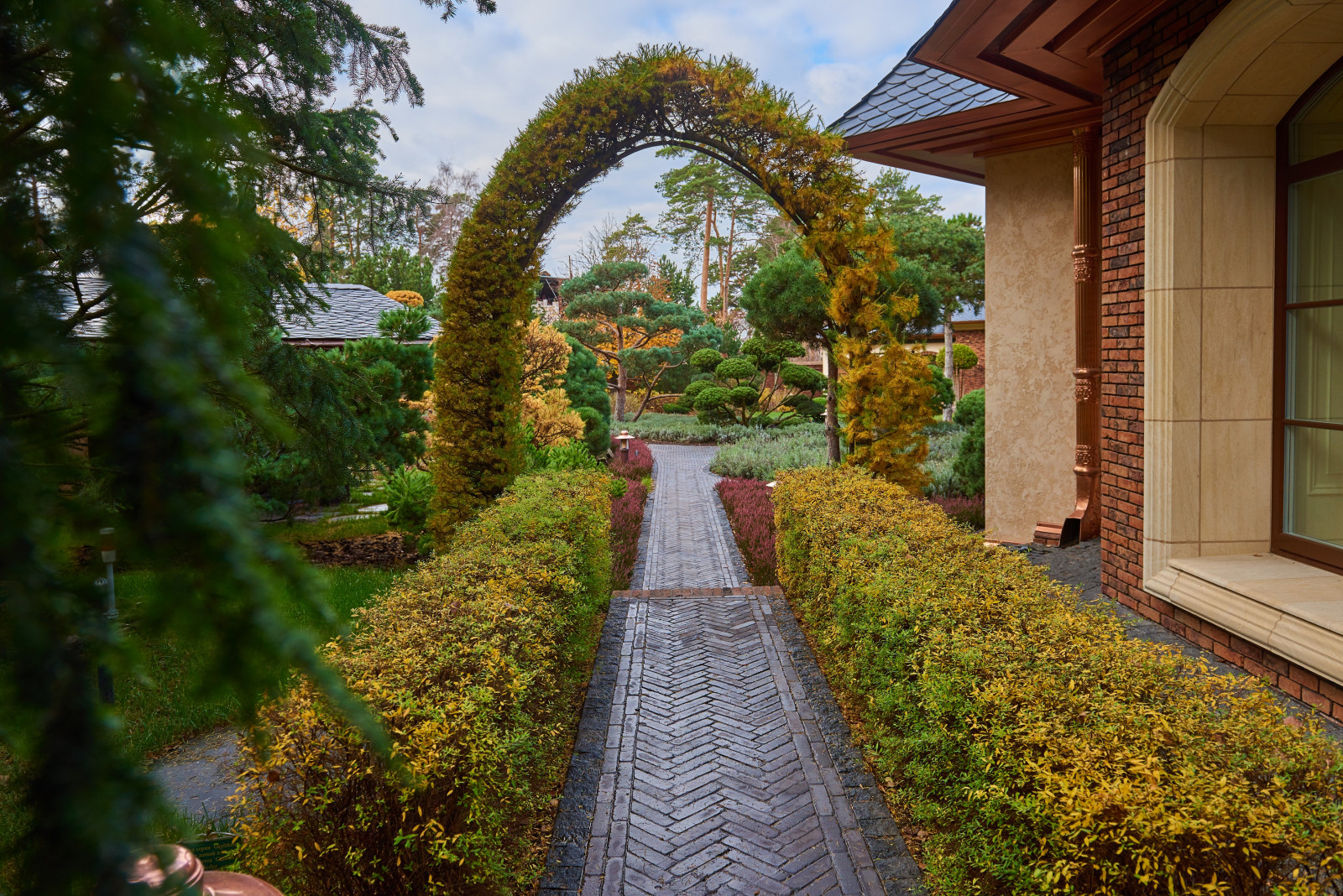 Сад в средиземноморском стиле в коттеджном поселке «Барвиха»