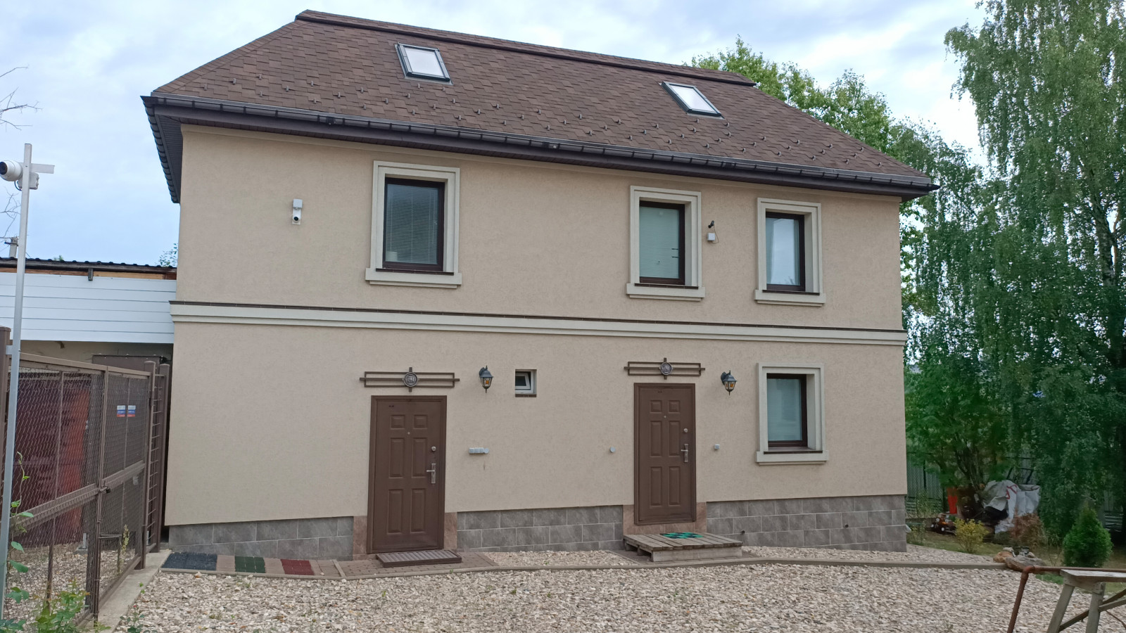 Дом утеплён чёрным пенополистиролом Неопор, СФТК Мокрый Фасад Ceresit